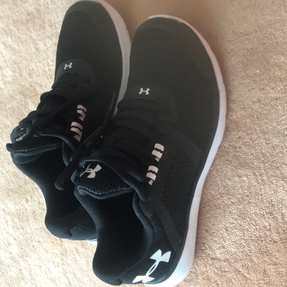 Brand new ! Under Armour brand shoe in the size 6